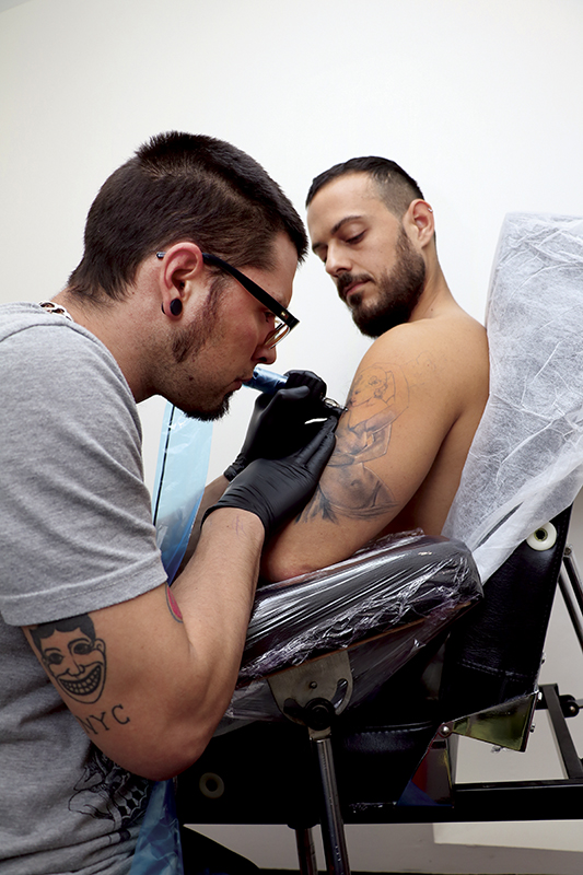 david y chema Pop El beso de eros y psique - Tatuajes: "En España sigue habiendo prejuicios hacia los tatuajes"