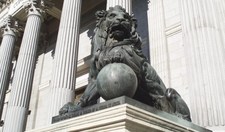 ¿Sabías que los primeros leones del Congreso eran de yeso pintados con betún de judea?