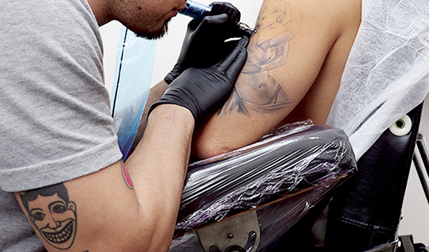 Tatuajes: «En España sigue habiendo prejuicios hacia los tatuajes»