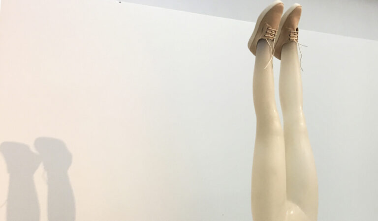 Un exposición critica el actual sistema de la industria de la moda