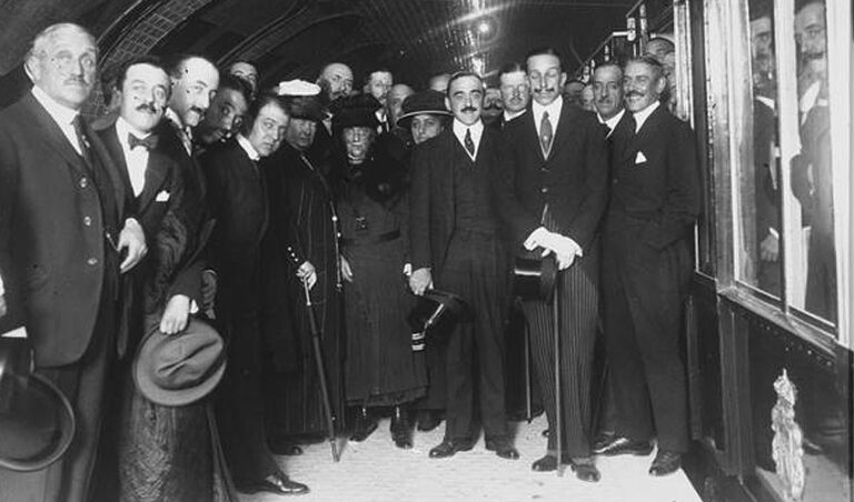 Metro de Madrid cumple 100 años mientras los trabajadores celebran una huelga