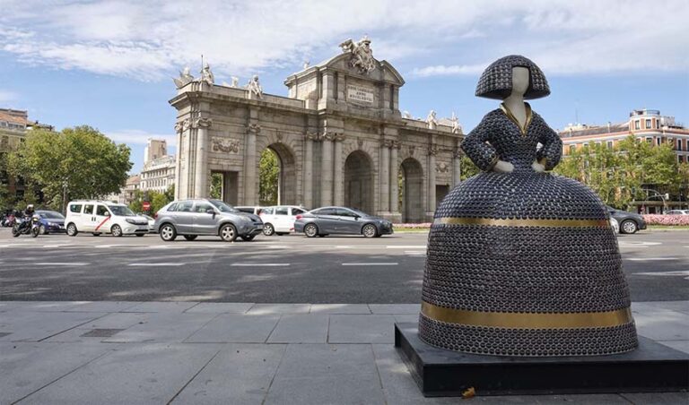 Decenas de meninas vuelven a alegrar las calles de Madrid