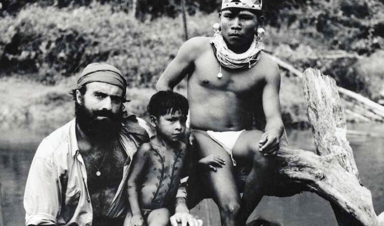 Un exposición homenajea la vida del aventurero Miguel de la Quadra-salcedo