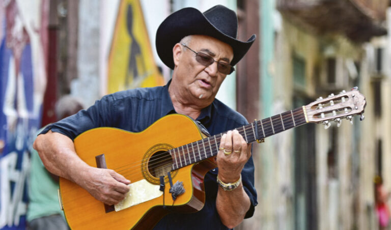Eliades Ochoa: «El son cubano sigue vivo porque su ritmo invita al disfrute”