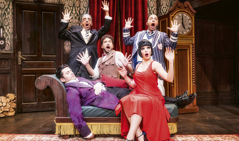 Humor e historia social en dos buenas obras de teatro