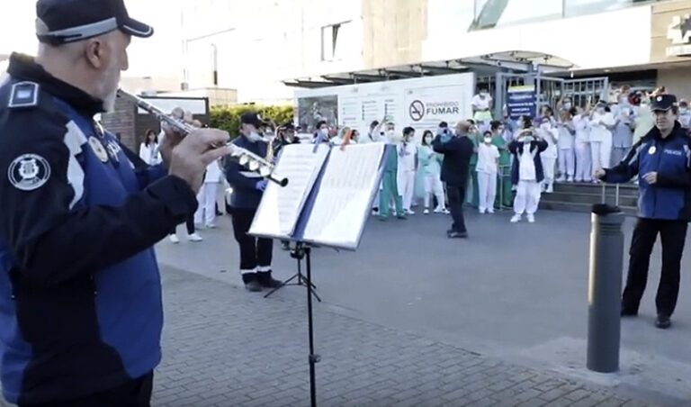 «Resistiré» como homenaje al personal sanitario