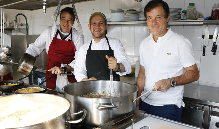 Un grupo de amigos cocinan más de 300 menús solidarios al día durante el estado de alarma