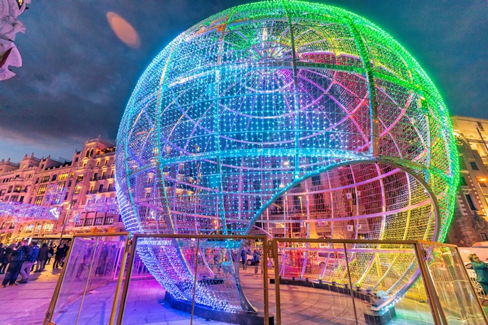 Una de las grandes novedades de este año es la gran bola de Navidad situada en Alcalá con Gran Vía: una espectacular esfera de 12 metros de diámetro que conjuga música y luz en uno de los puntos más emblemáticos de la ciudad (Tres diarios: 18:30, 20 y 21:30 h.)
