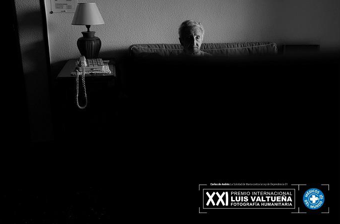 Foto: Carlos de Andrés. La soledad de María contra la ley de dependencia. Ve TV en salón de casa.