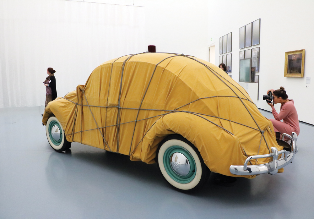 Una escarabajo envuelto en tela es la obra de Christo y se puede ver en el Kunstpalast Museum