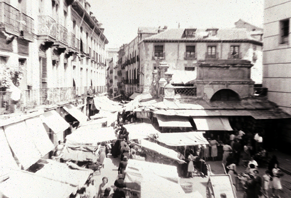 Puestos del mercado de san Ildefonso, hacia 1910-1920, junto a la iglesia de san Ildefonso. El mercado llegó a crecer tanto que el ayuntamiento decidió derribarlo en 1970 para recuperar la plaza que antes existía en el mismo lugar. 