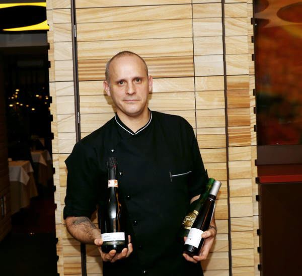 El chef Fernando Negri define su cocina como “Asturiana moderna y sin excesos”. En la imagen con algunas sidras propuestas en sus maridajes.