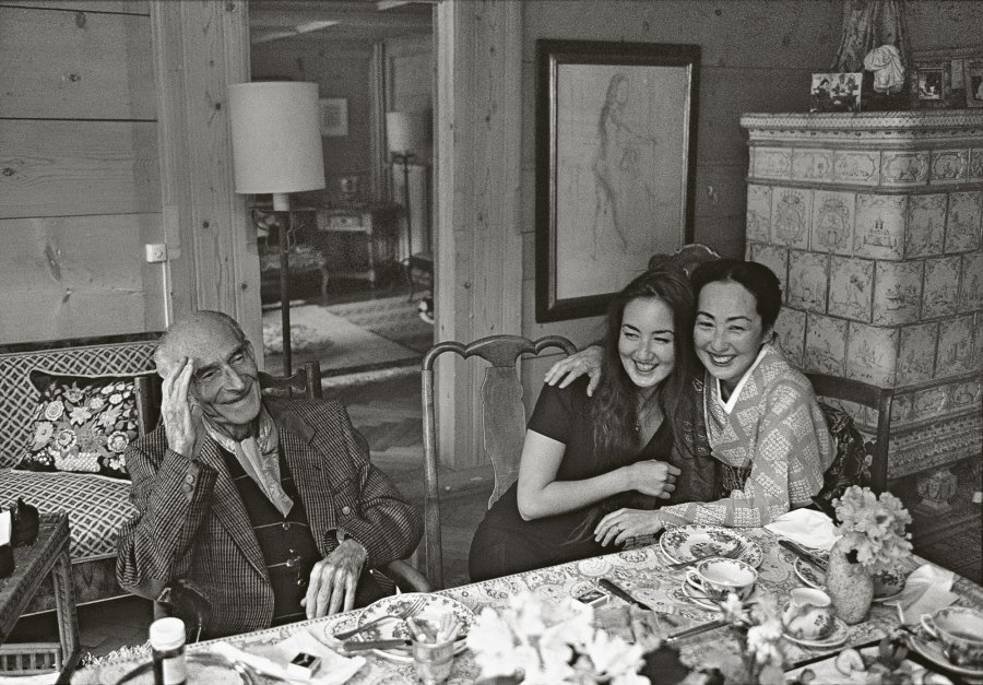 Balthus con su mujer e hija en 1995. Foto de Bruno Barbey. 