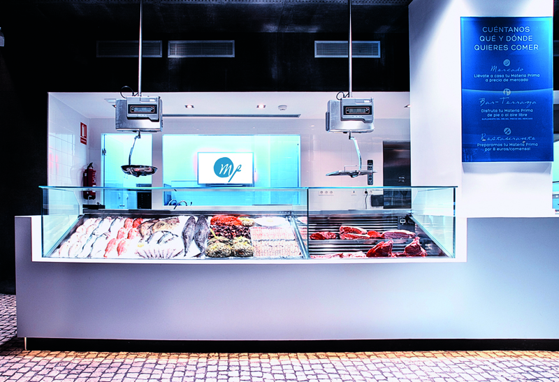 Restaurante Materia Prima. Mostrador de mercado donde el comensal puede elegir la carne, elmarisco o el pescado que luego le cocinarán.