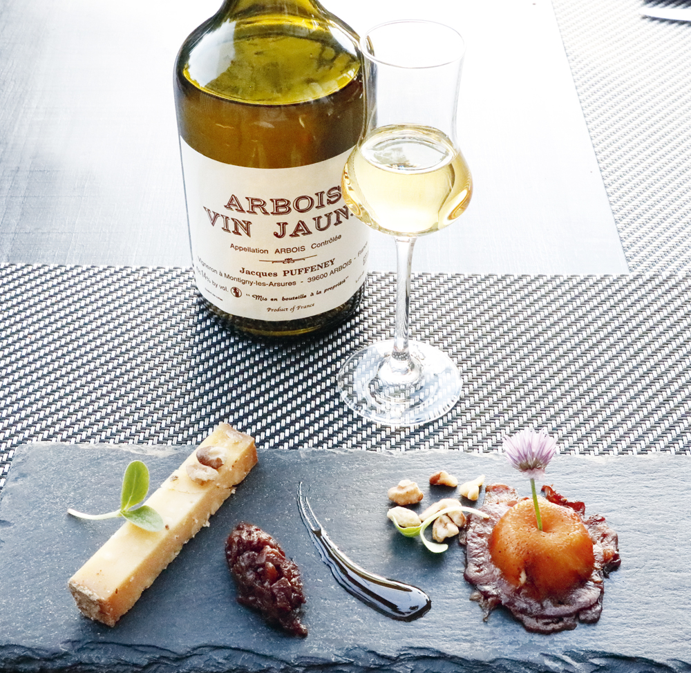 El Vin Jaune o vino amarillo, extraído de la uva Savagnin, es el maridaje perfecto para el queso Comté. En la imagen, postre con queso Comté del restaurante La table de Marc Tupin, en St. Germain Les Arlay.