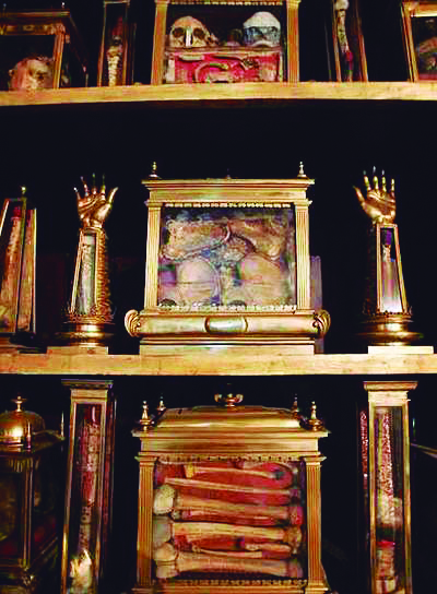 Las reliquias de el Monasterio de el Escorial se conservan en su mayoría en dos retablos tipo armario pintados por Federico Zúccaro.