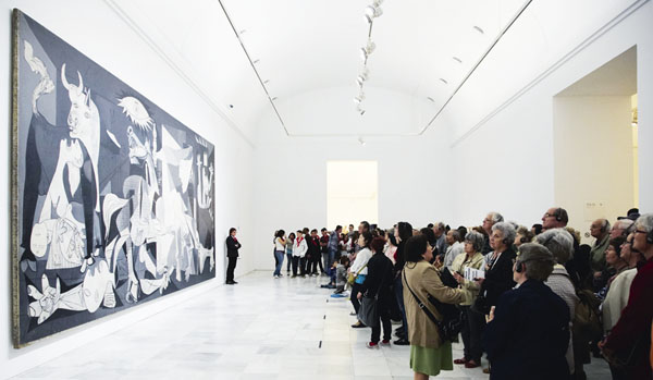 El Guernica descansa en la sala 206 del Museo Reina Sofía. Un cuadro realizado por el artista malagueño para el Pabellón de la República en la Exposición Universal de París de 1937.