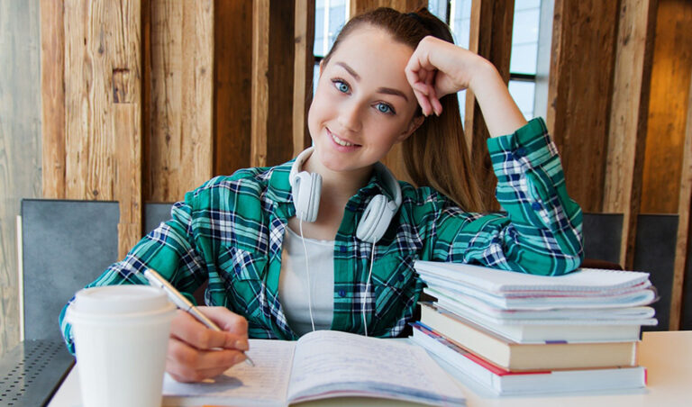 Mujer Estudiante 8M Colegio Brains