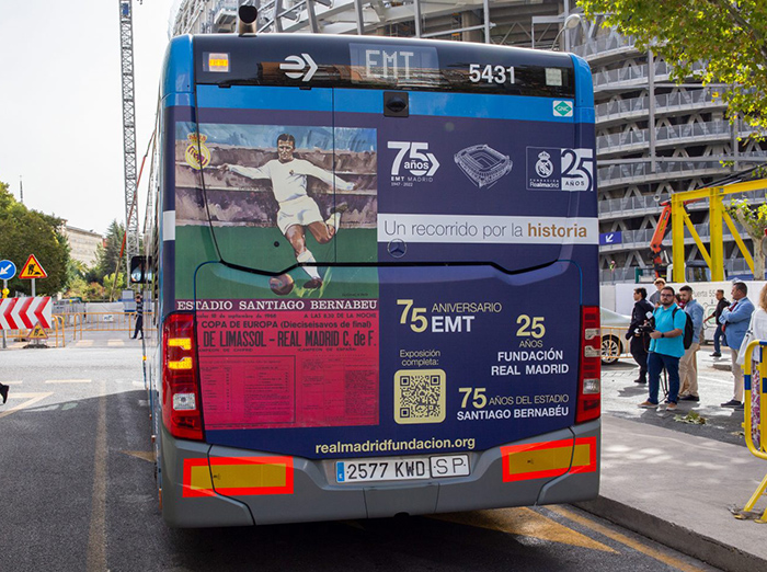 Los autobuses de la EMT exhiben una muestra de carteles históricos del Real Madrid